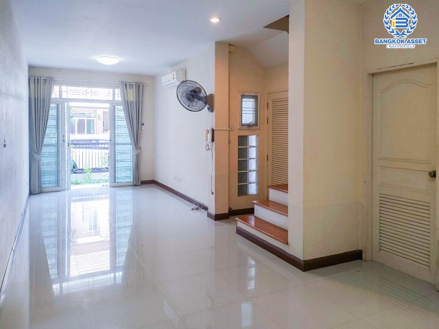 *****ทาวน์เฮ้าส์มือสองย่านกรุงเทพฯ ม.เดอะฟรอนท์ วัชรพล เนื้อที่กว้างขวางมากถึง 20.40 ตร.ว. ฟังก์ชัน 3 ห้องนอน 3 ห้องน้ำ ที่จอดรถ 1 คัน พร้อมเข้าอยู่ แถมฟรี! เครื่องปรับอากาศ 2 เครื่อง บนทำเลแห่งการเดินทาง เชื่อมต่อจุดขึ้นทางด่วน "วัชรพล" จองเลย!